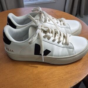 Veja Classic Unisex Cream and Black Sneakers. EUC. Mens 6/Womens 8
